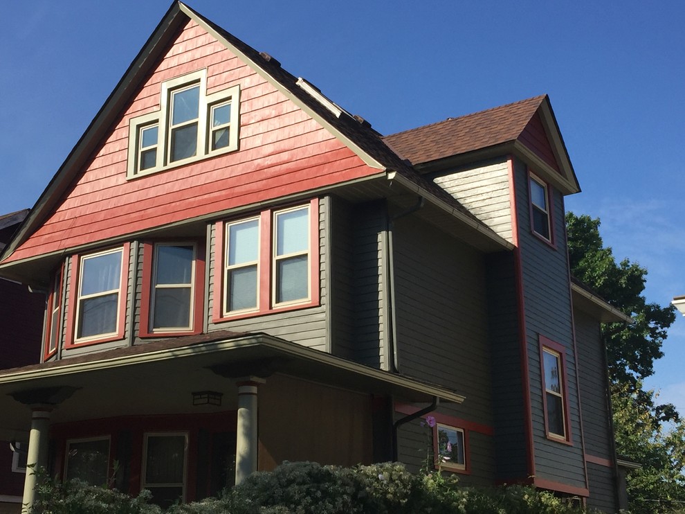 Inspiration för ett mellanstort amerikanskt flerfärgat hus, med tre eller fler plan, sadeltak och tak i shingel