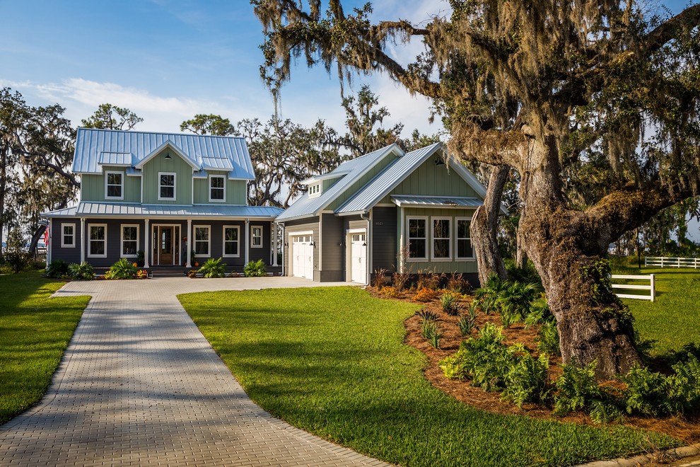 Großes, Zweistöckiges Landhausstil Einfamilienhaus mit Faserzement-Fassade, grüner Fassadenfarbe, Satteldach und Blechdach in Jacksonville