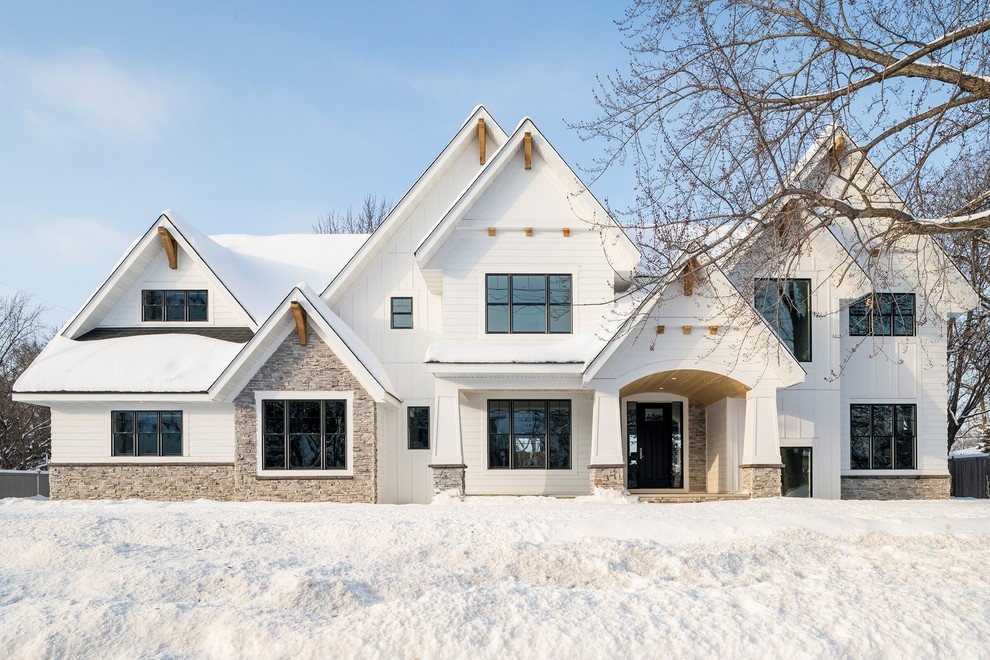 Стильный дизайн: двухэтажный, белый частный загородный дом в стиле неоклассика (современная классика) с комбинированной облицовкой и двускатной крышей - последний тренд