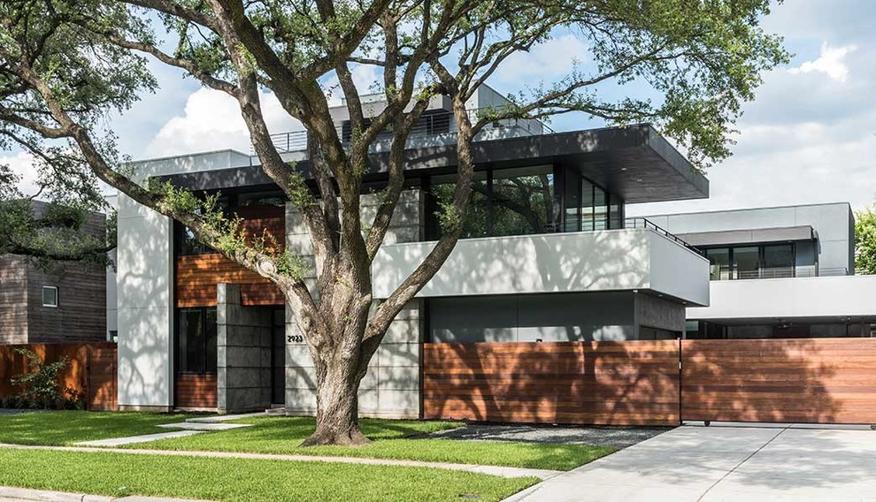 Große, Dreistöckige Moderne Holzfassade Haus mit weißer Fassadenfarbe und Flachdach in Houston