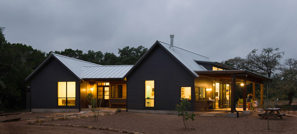 Свежая идея для дизайна: одноэтажный, серый дом среднего размера в стиле кантри с облицовкой из винила и двускатной крышей - отличное фото интерьера