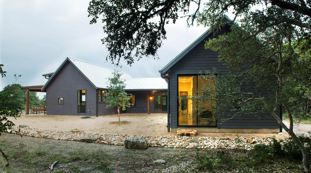 Idee per la facciata di una casa grigia country a un piano di medie dimensioni con rivestimento in vinile e tetto a capanna