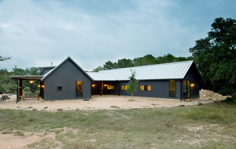 Imagen de fachada gris campestre de tamaño medio de una planta con revestimiento de vinilo y tejado a dos aguas