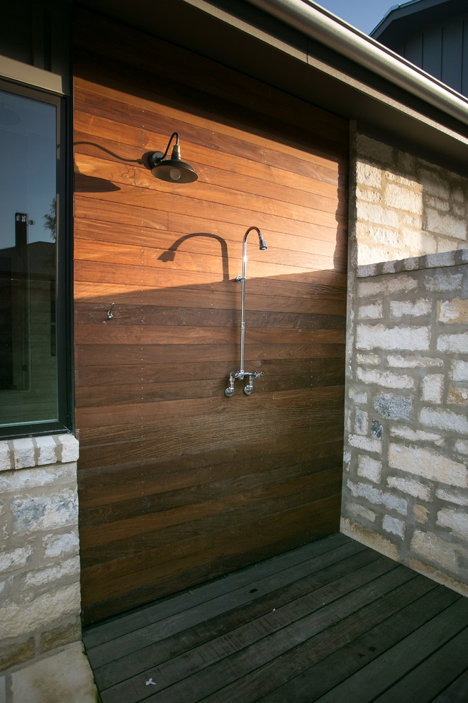 Idée de décoration pour une façade de maison grise champêtre à un étage avec un revêtement mixte et un toit en métal.