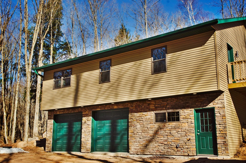 Diseño de fachada de casa marrón rural de tamaño medio de una planta con revestimientos combinados, tejado a dos aguas y tejado de teja de madera