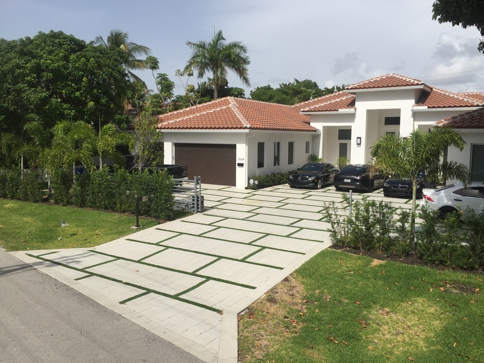 Driveway design with Synthetic grass Modern Exterior Miami by