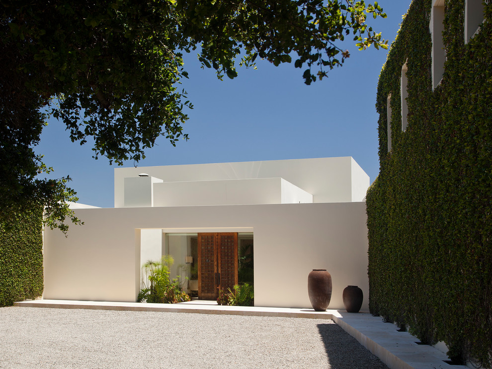 Свежая идея для дизайна: большой, одноэтажный, белый частный загородный дом в средиземноморском стиле с облицовкой из цементной штукатурки и плоской крышей - отличное фото интерьера