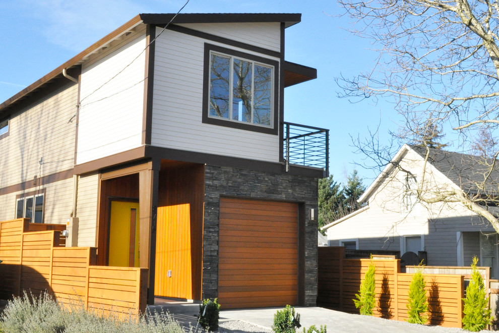 Photo of a contemporary house exterior in Portland.