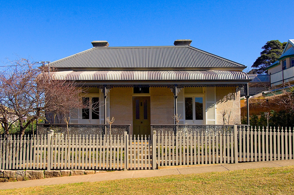 シドニーにある小さなヴィクトリアン調のおしゃれな家の外観の写真