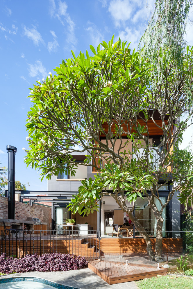 Kleines, Zweistöckiges Modernes Einfamilienhaus mit Faserzement-Fassade, schwarzer Fassadenfarbe, Flachdach und Blechdach in Sydney
