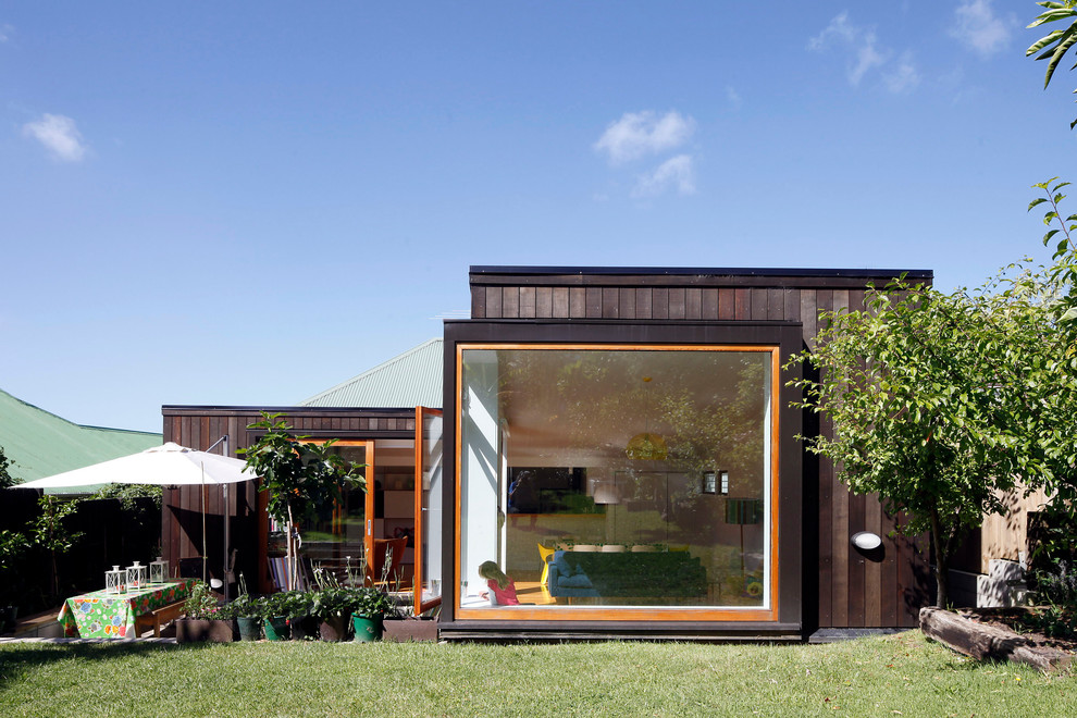 Свежая идея для дизайна: маленький дом в современном стиле с плоской крышей для на участке и в саду - отличное фото интерьера