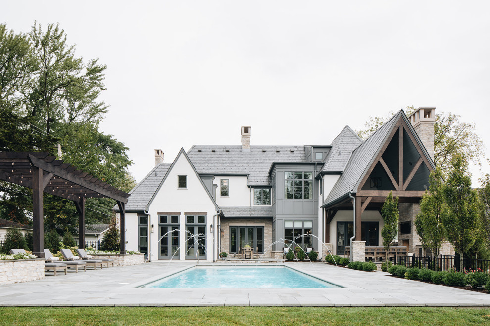 Стильный дизайн: большой, двухэтажный, белый дом с облицовкой из цементной штукатурки - последний тренд