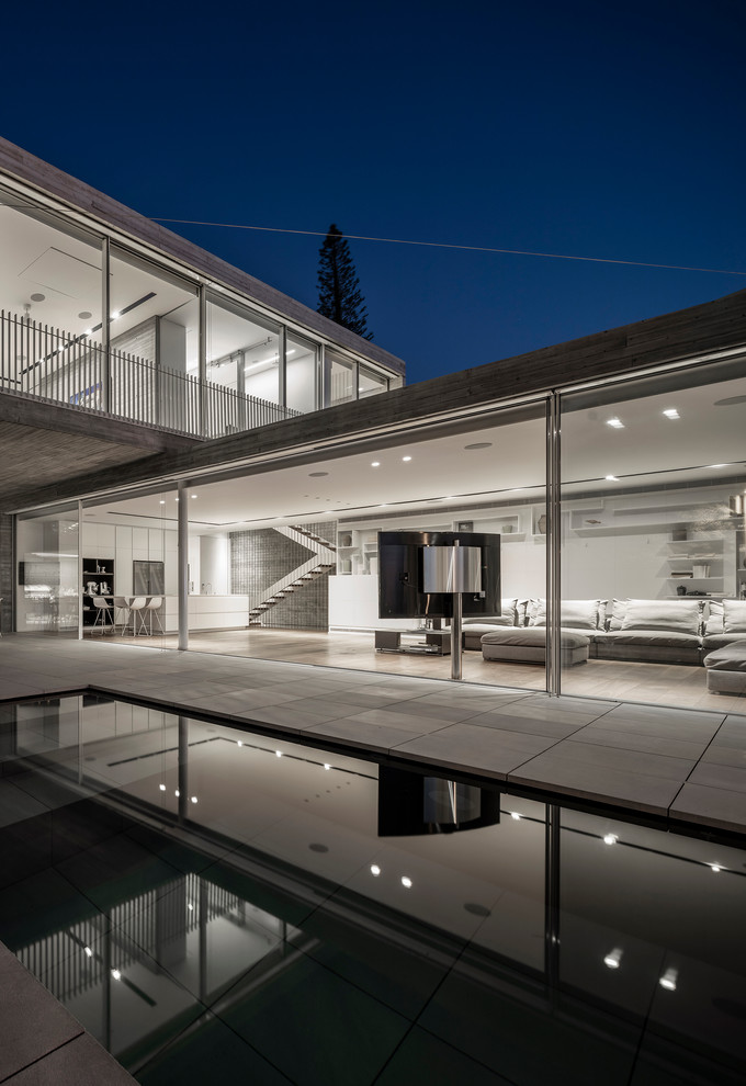Zweistöckiges Modernes Haus mit Betonfassade, grauer Fassadenfarbe und Flachdach