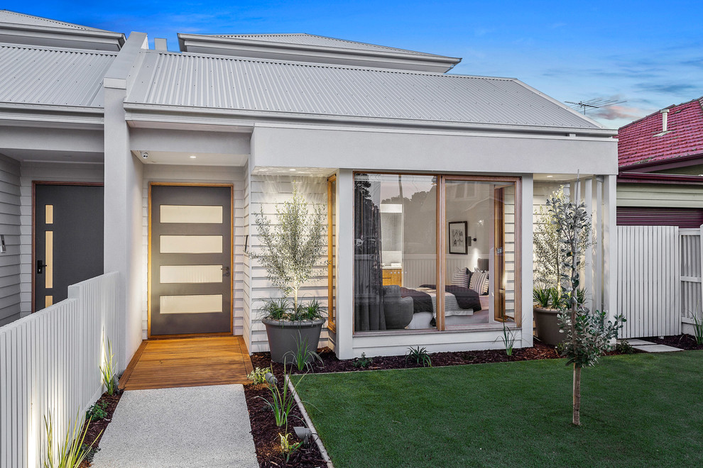 Mittelgroßes, Zweistöckiges Modernes Reihenhaus mit grauer Fassadenfarbe, Satteldach, Blechdach und Mix-Fassade in Melbourne