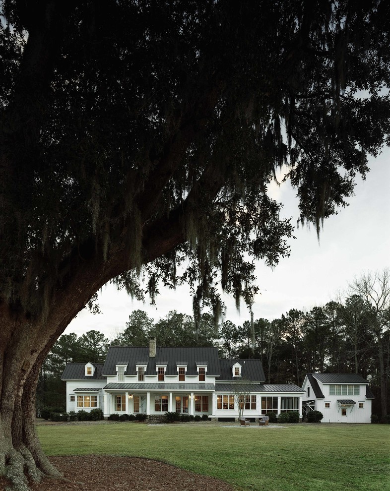 Zweistöckiges Klassisches Haus mit weißer Fassadenfarbe und Satteldach in Atlanta