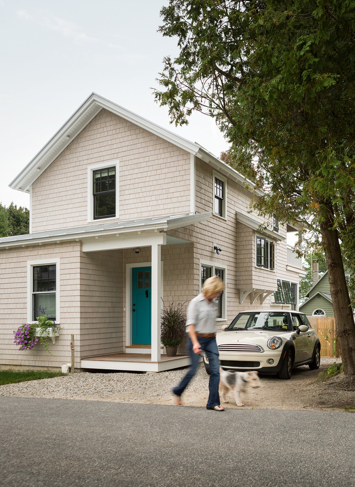 Zweistöckiges Maritimes Haus mit beiger Fassadenfarbe und Satteldach in Portland Maine