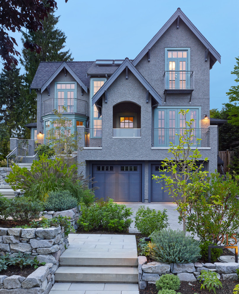 Dreistöckiges Klassisches Haus mit grauer Fassadenfarbe in Vancouver
