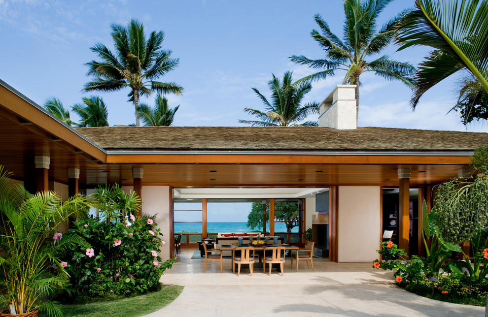 Foto på ett tropiskt hus, med allt i ett plan