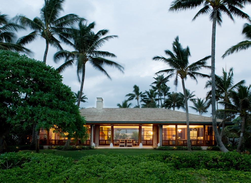 Ispirazione per la facciata di una casa tropicale a un piano