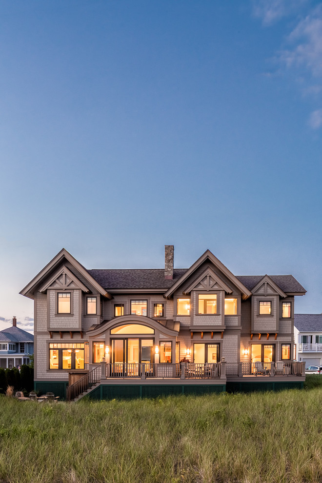 Diseño de fachada de casa beige de estilo americano de tamaño medio de dos plantas con revestimiento de madera, tejado a dos aguas y tejado de varios materiales