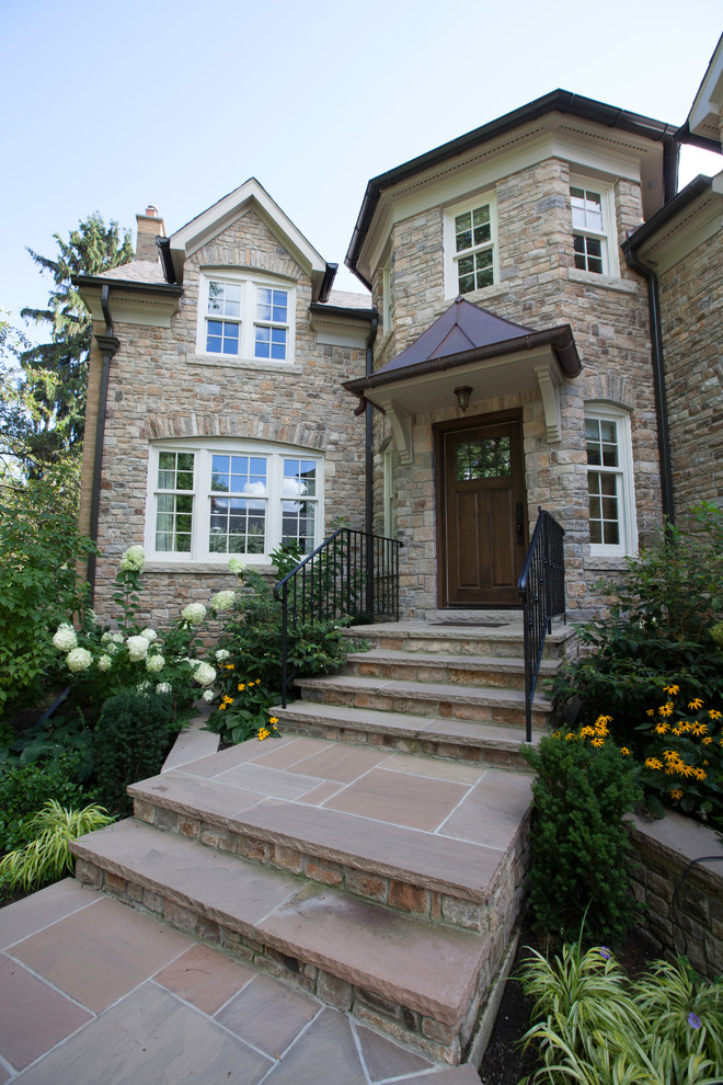 Источник вдохновения для домашнего уюта: двухэтажный, серый, большой дом в классическом стиле с облицовкой из камня