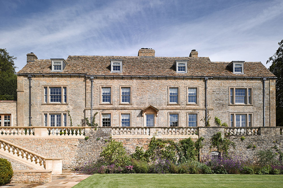 Geräumiges, Dreistöckiges Klassisches Einfamilienhaus mit Steinfassade, bunter Fassadenfarbe, Walmdach und Ziegeldach in Gloucestershire