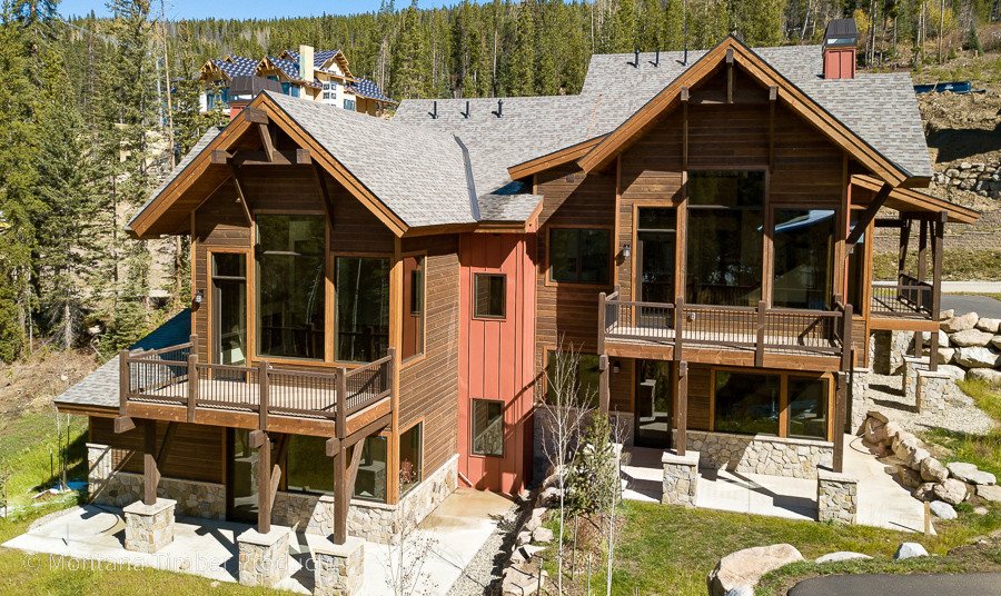Diseño de fachada de casa bifamiliar marrón rústica de dos plantas con revestimiento de madera y tejado de teja de madera