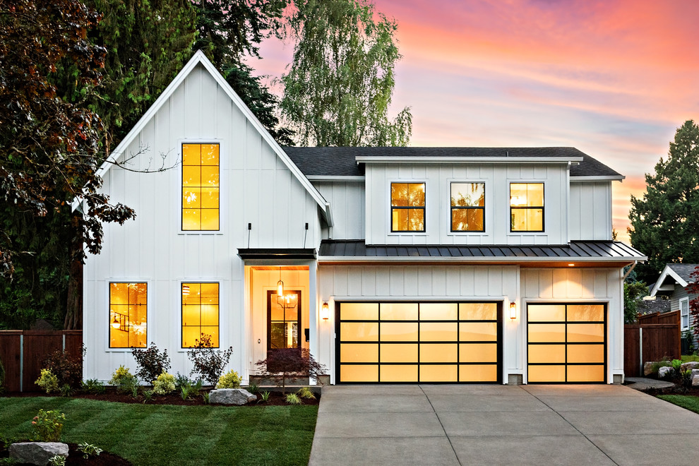 Zweistöckiges Landhausstil Einfamilienhaus mit weißer Fassadenfarbe, Satteldach und Schindeldach in Portland