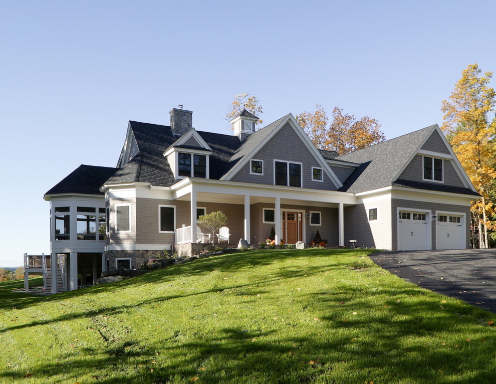 На фото: большой, двухэтажный, деревянный, серый дом в классическом стиле с двускатной крышей