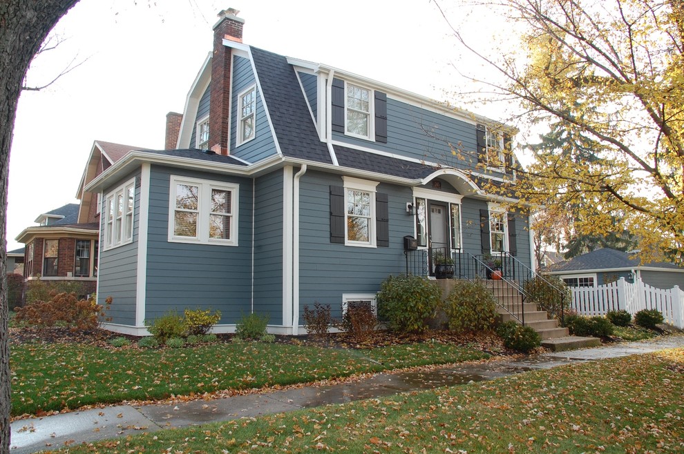Mittelgroßes, Zweistöckiges Klassisches Einfamilienhaus mit Faserzement-Fassade, blauer Fassadenfarbe, Satteldach und Schindeldach in Sonstige
