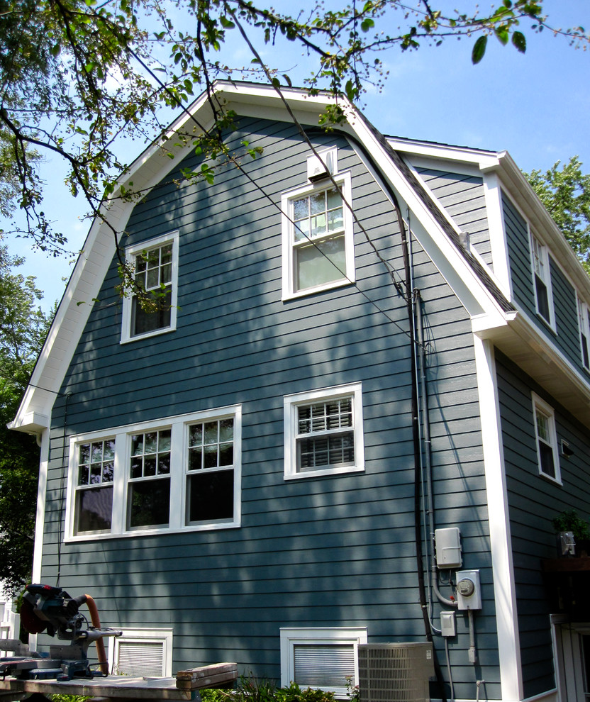 Idéer för mellanstora vintage blå hus, med två våningar, fiberplattor i betong, sadeltak och tak i shingel