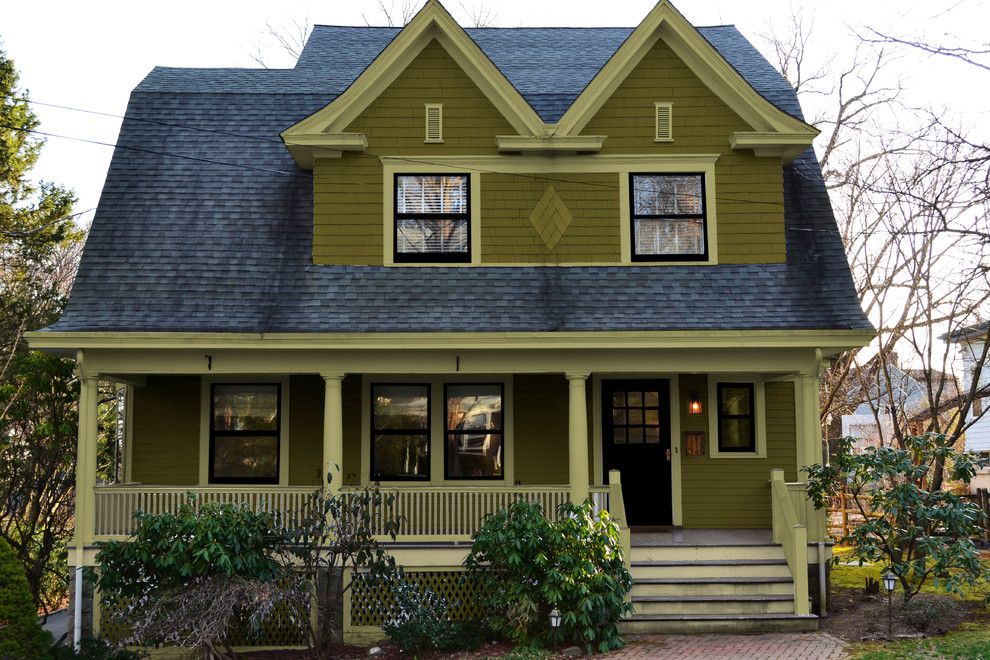Aménagement d'une façade de maison verte classique en bois de taille moyenne et à un étage avec un toit de Gambrel.