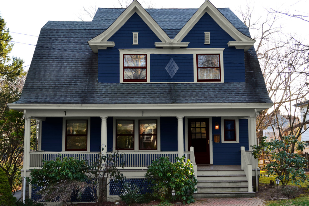 Réalisation d'une façade de maison bleue tradition en bois de taille moyenne et à un étage avec un toit de Gambrel.