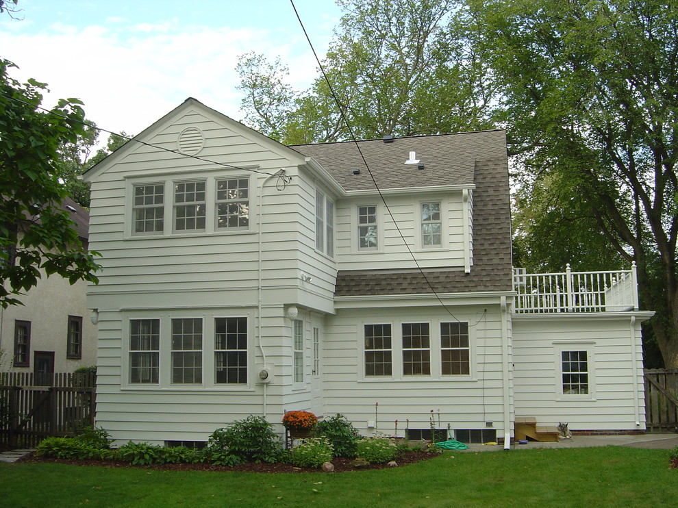 Источник вдохновения для домашнего уюта: маленький, двухэтажный, белый дом в классическом стиле с облицовкой из ЦСП для на участке и в саду