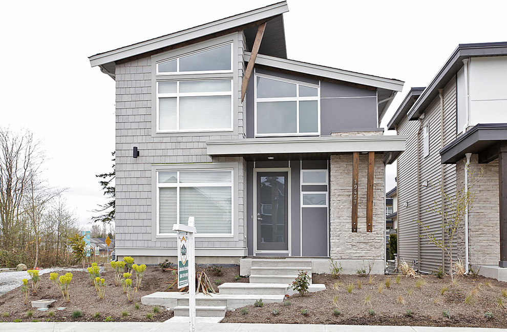 Пример оригинального дизайна: трехэтажный, серый дом среднего размера в современном стиле с комбинированной облицовкой
