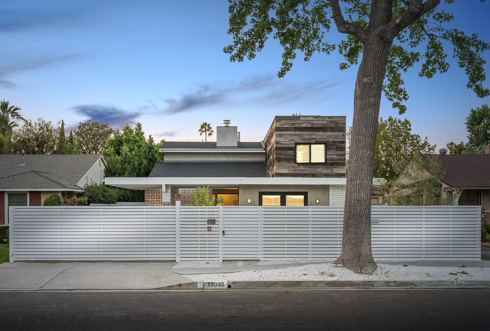 Mittelgroßes, Zweistöckiges Mid-Century Einfamilienhaus mit Mix-Fassade, bunter Fassadenfarbe und Pultdach in Los Angeles