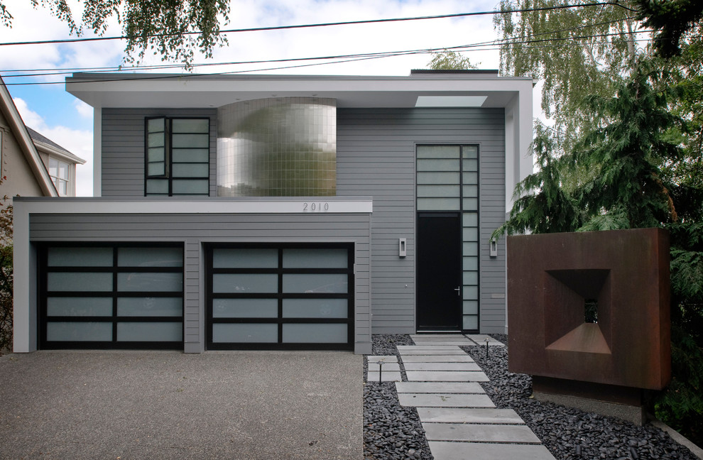 Идея дизайна: двухэтажный, деревянный, серый дом в современном стиле