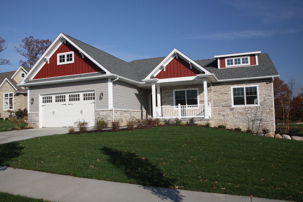 Стильный дизайн: одноэтажный, серый дом среднего размера в стиле кантри с облицовкой из винила и односкатной крышей - последний тренд