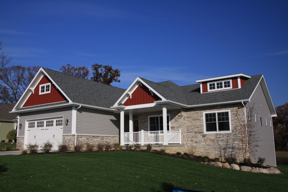 Esempio della casa con tetto a falda unica grigio american style a un piano di medie dimensioni con rivestimento in vinile