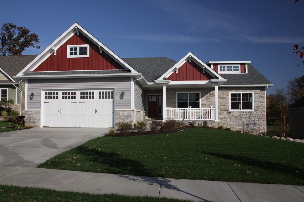 Exemple d'une façade de maison grise craftsman de taille moyenne et de plain-pied avec un revêtement mixte et un toit à deux pans.