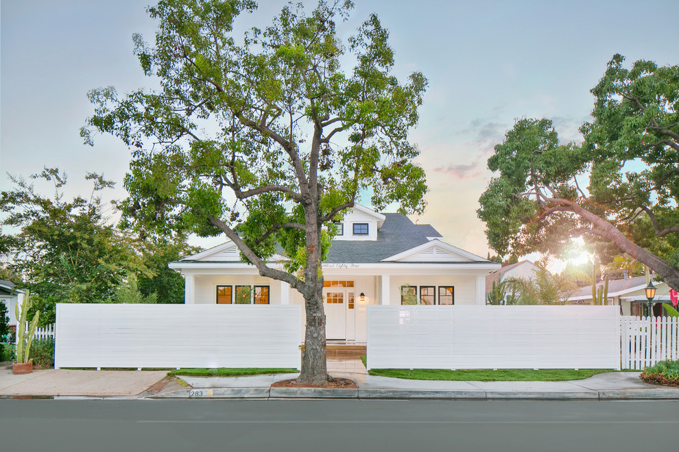 Großes, Einstöckiges Klassisches Haus mit Faserzement-Fassade, weißer Fassadenfarbe und Satteldach in Orange County