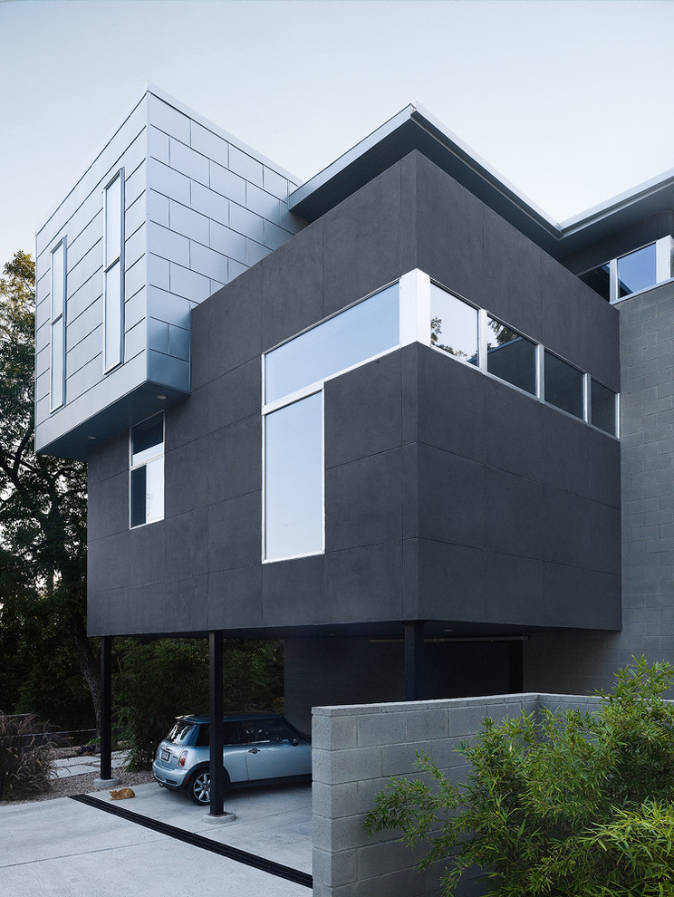 Cette photo montre une façade de maison métallique moderne à un étage.