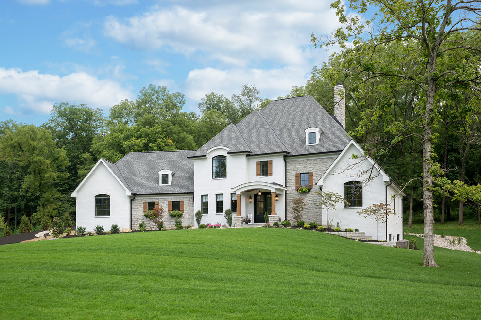 Großes, Zweistöckiges Klassisches Einfamilienhaus mit weißer Fassadenfarbe, Walmdach, Schindeldach und Mix-Fassade in Cincinnati