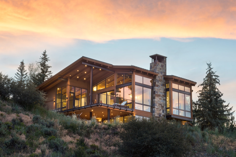 Geräumiges, Dreistöckiges Modernes Einfamilienhaus mit Steinfassade, brauner Fassadenfarbe, Pultdach und Blechdach in Denver