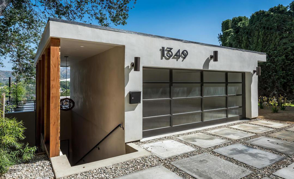 Mittelgroßes Modernes Einfamilienhaus mit Putzfassade, grauer Fassadenfarbe, Flachdach und Misch-Dachdeckung in Los Angeles