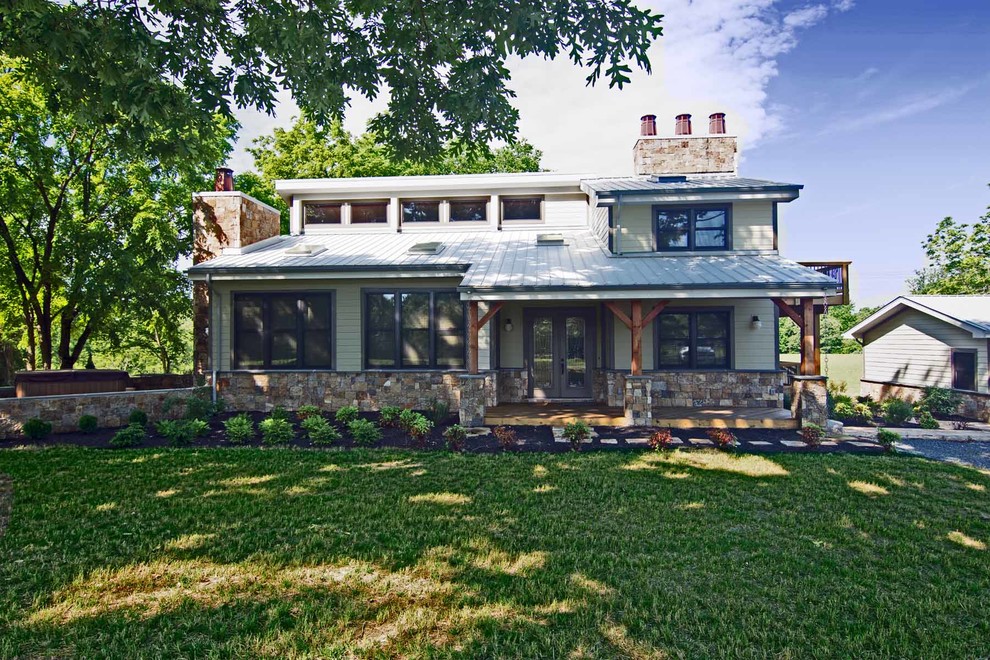 ワシントンD.C.にある高級な中くらいなトラディショナルスタイルのおしゃれな家の外観 (コンクリート繊維板サイディング) の写真