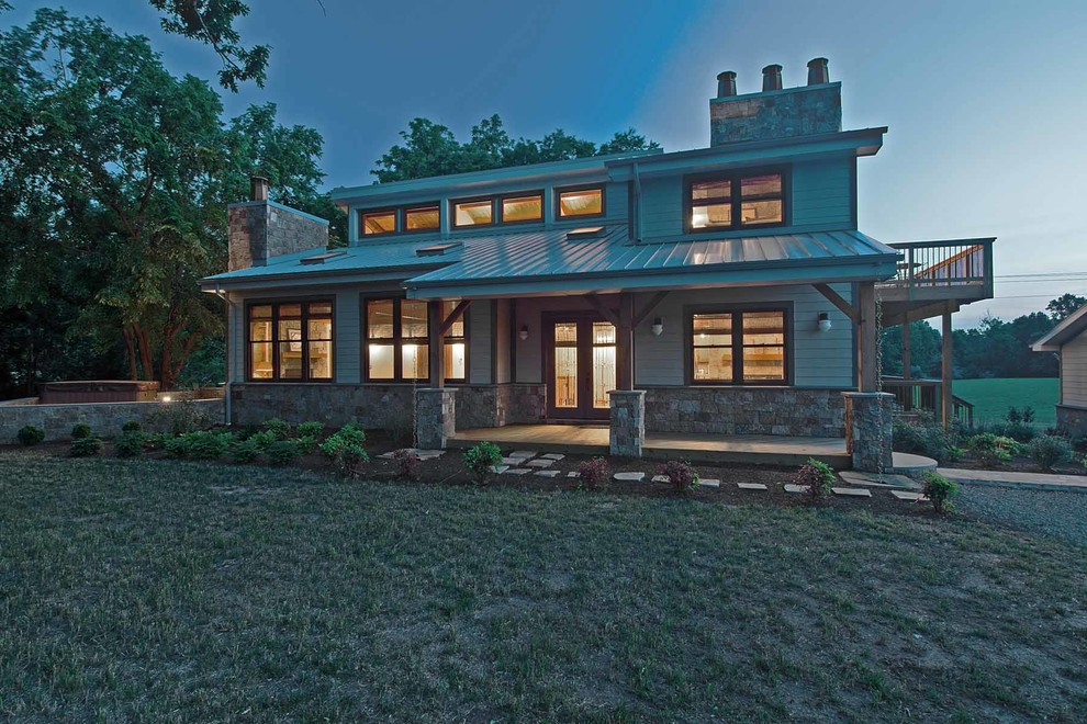 Пример оригинального дизайна: двухэтажный, коричневый дом среднего размера в стиле кантри с облицовкой из ЦСП и полувальмовой крышей