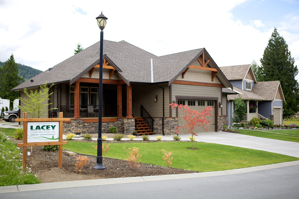 Mittelgroße, Einstöckige Klassische Holzfassade Haus mit grüner Fassadenfarbe in Vancouver