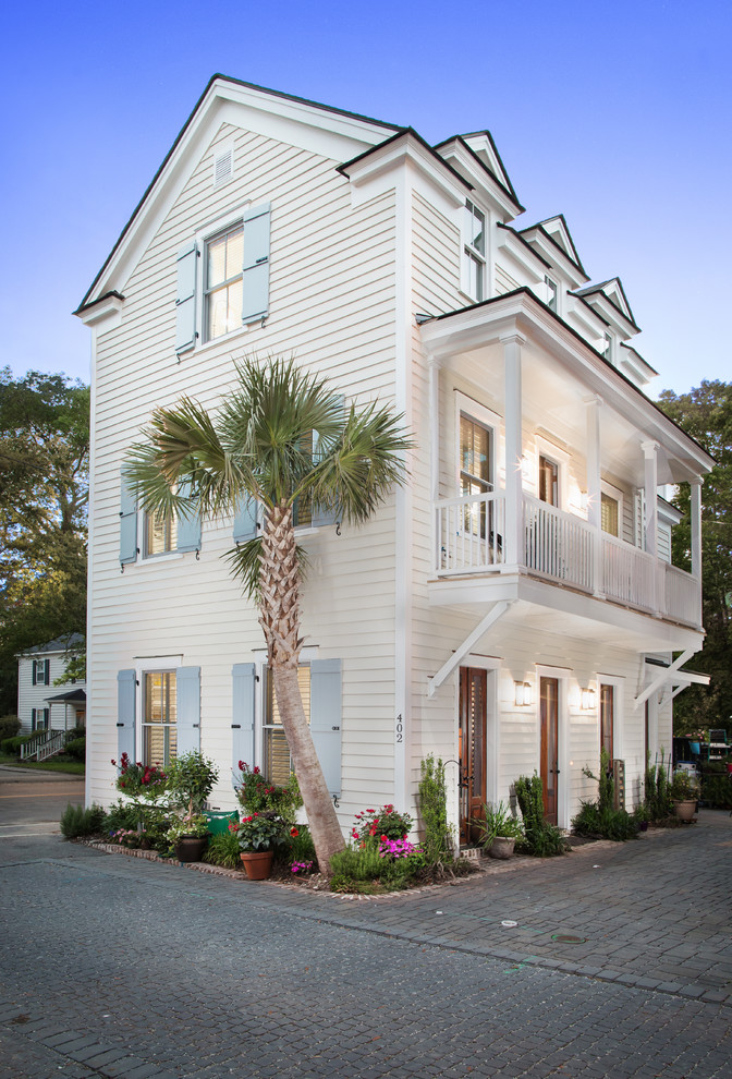 Dreistöckige, Kleine Maritime Holzfassade Haus mit weißer Fassadenfarbe und Satteldach in Charleston