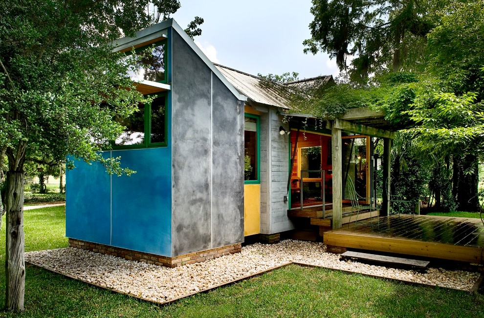 Foto på ett litet eklektiskt blått hus, med allt i ett plan